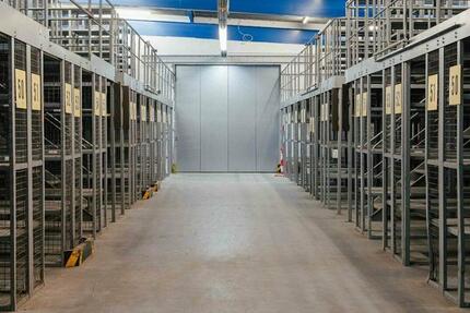 außergewöhnliche Lagerhalle mit 2.800 Lagerplätzen zimmer