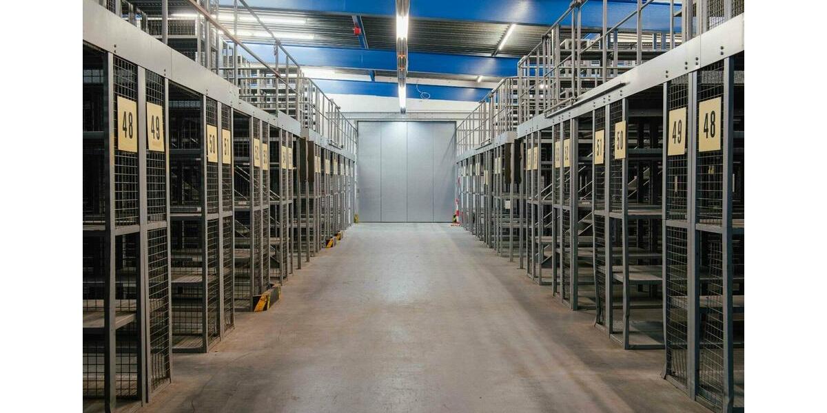 außergewöhnliche Lagerhalle mit 2.800 Lagerplätzen zimmer