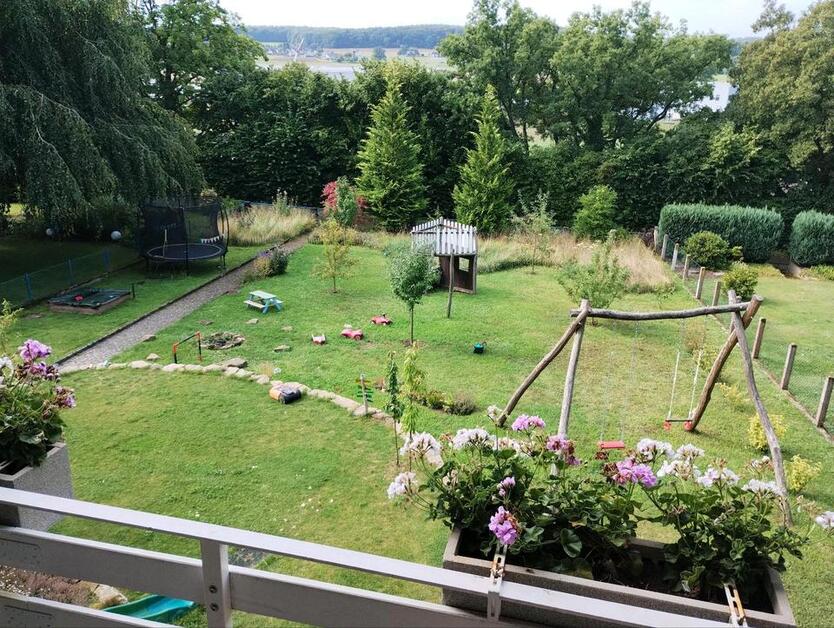 Teilsaniertes Einfamilienhaus auf großem Grundstück