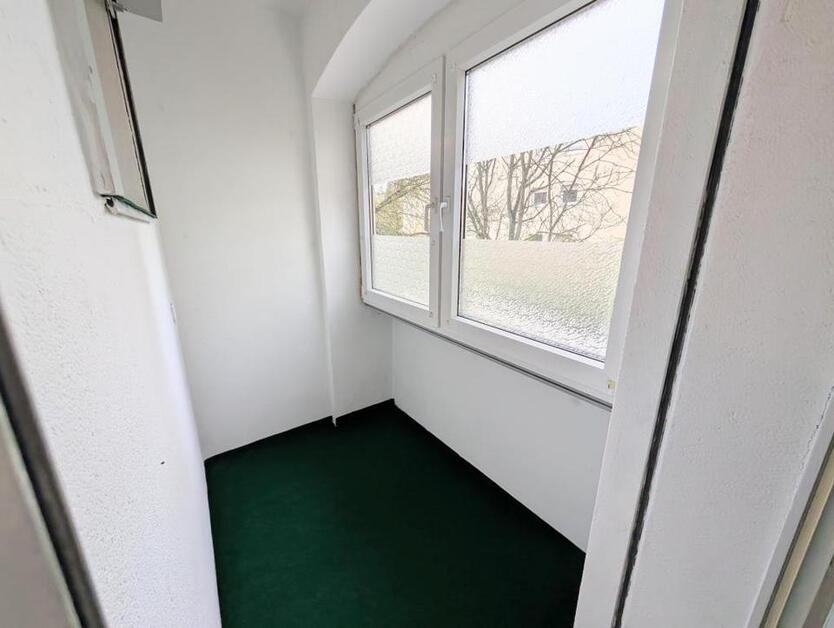 **Jetzt zugreifen:+weiße Wände +Laminat +modernes Tageslichtbad +Loggia** zimmer