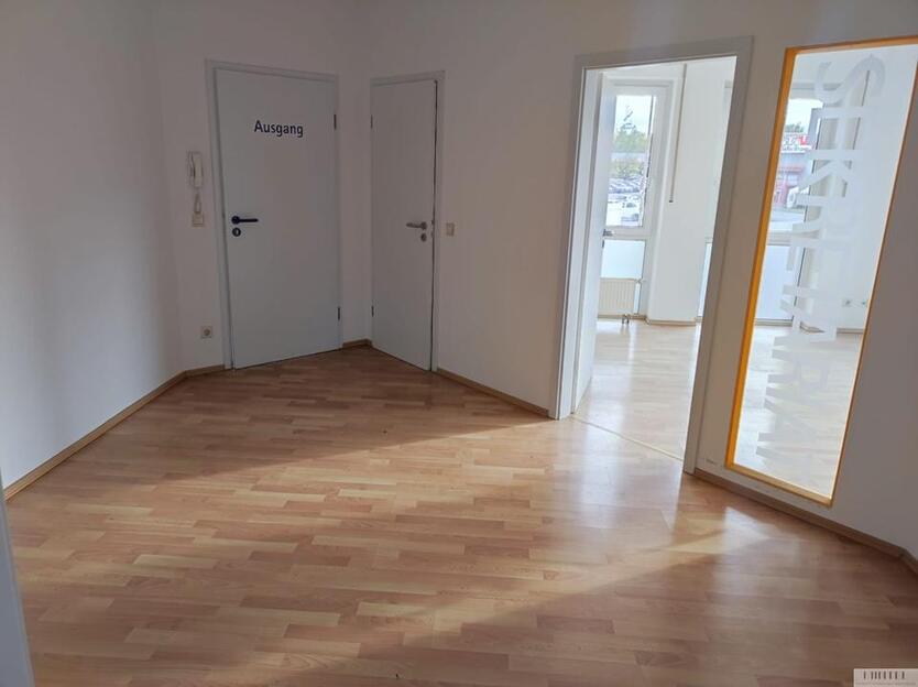 Moderne BüroPraxisräume mit Stellplätze zimmer