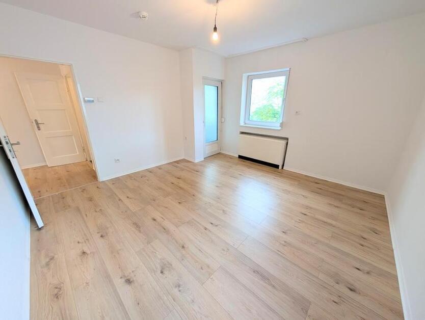 **Jetzt zugreifen:+weiße Wände +Laminat +modernes Tageslichtbad +Loggia** zimmer