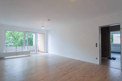 Frisch renovierte ca. 81m² große 3-Zimmer-Wohnung mit Loggia, 2 modernen Bädern, Garage und Stellplatz