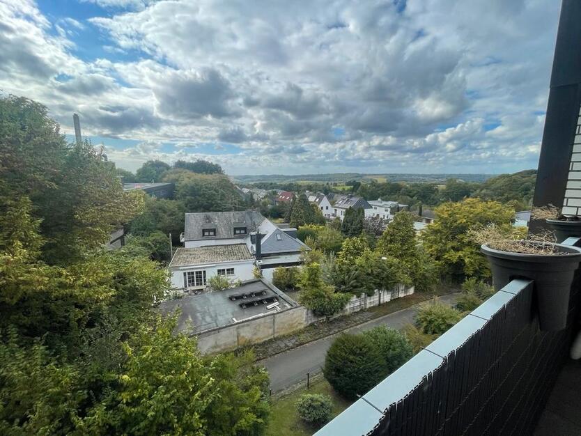 Sonnige kernsanierte 4 Zimmerwohnung mit Balkon und Stellplatz