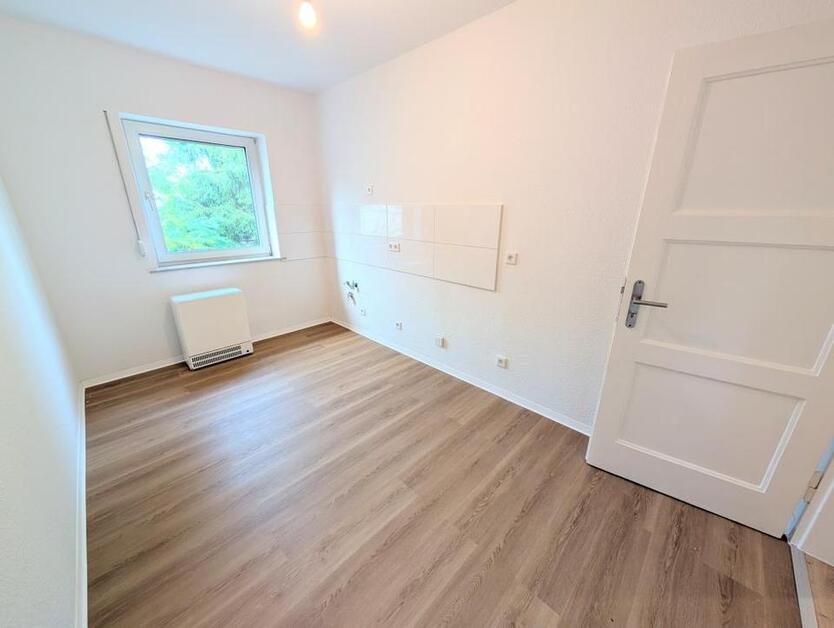 **Jetzt zugreifen:+weiße Wände +Laminat +modernes Tageslichtbad +Loggia** zimmer