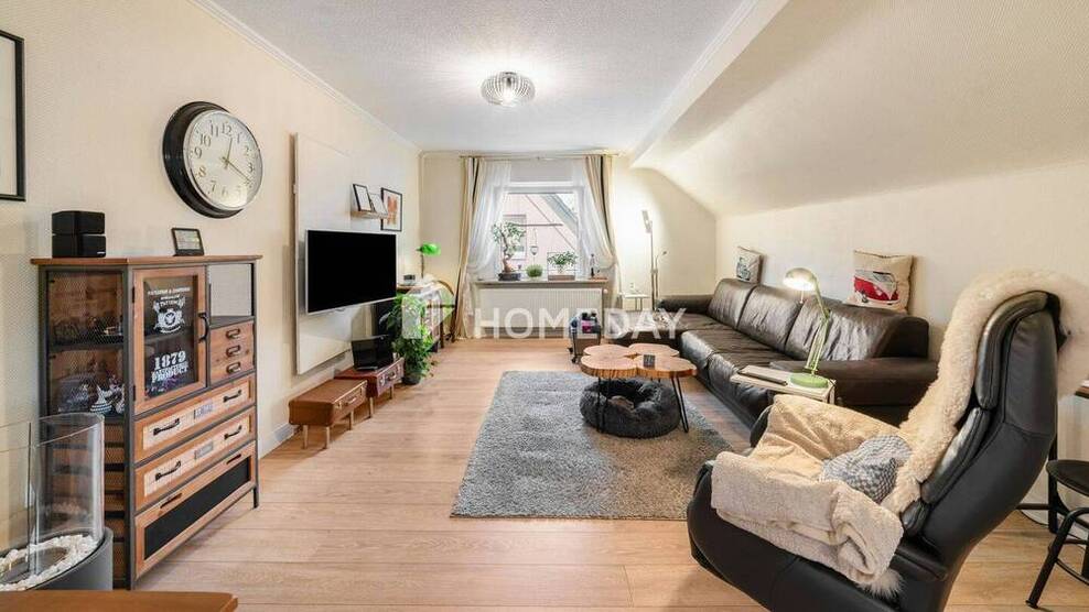 Exklusives Wohnen im Dachgeschoss - Charmante 3-Zimmer-Wohnung mit Garten und Garage